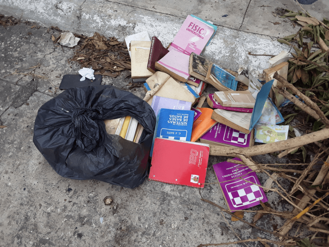 Libros en la basura.