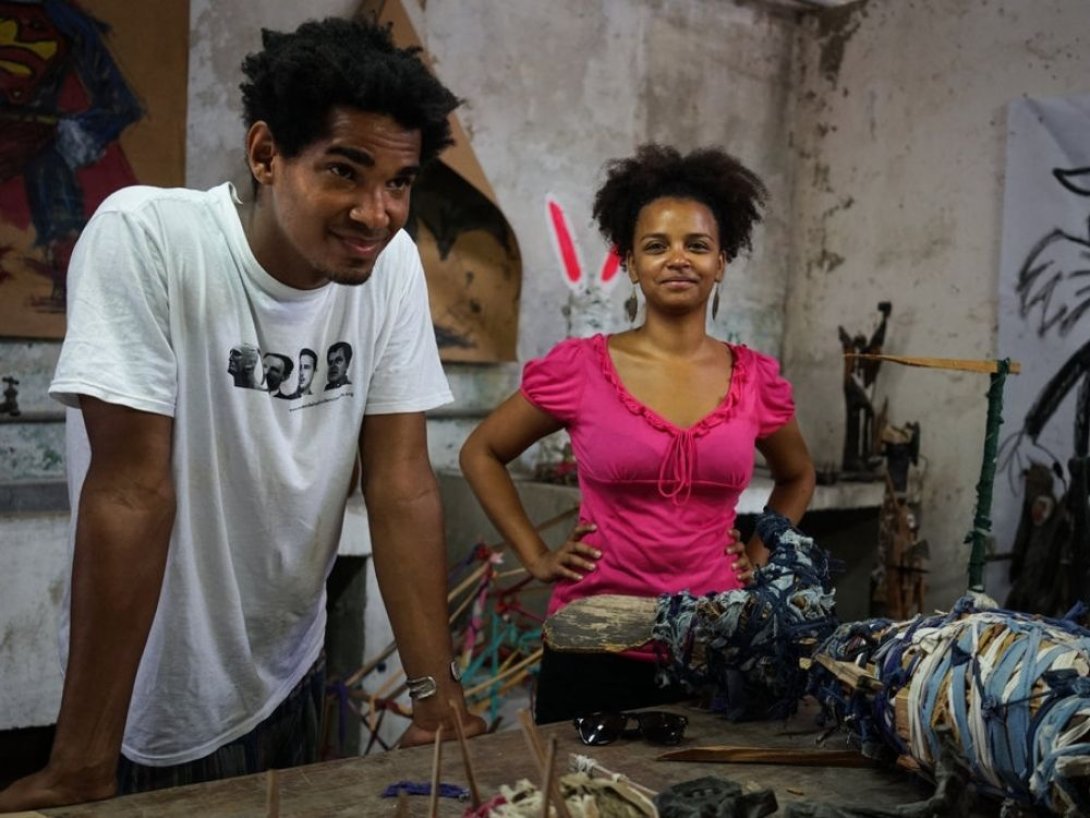 Hombre y mujer en taller.