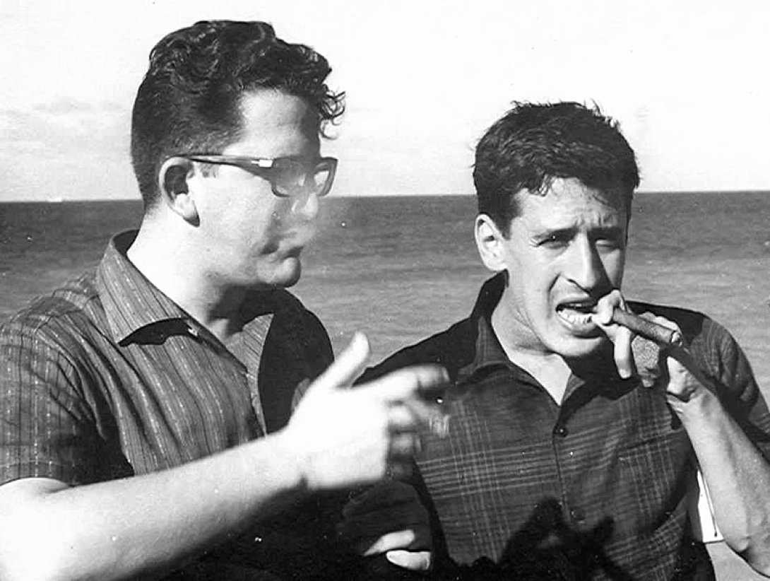 Heberto Padilla y Roque Dalton fumando con el mar de fondo.