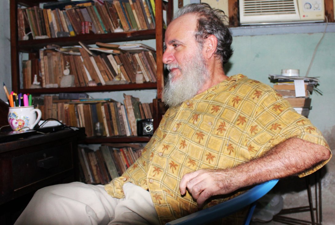 Almanza en su estudio