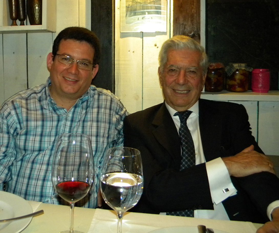 Amir Valle y el premio Nóbel de Literatura 2010, Mario Vargas Llosa.