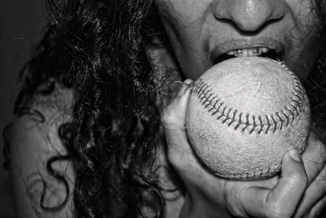 Mordiendo pelota de baseball