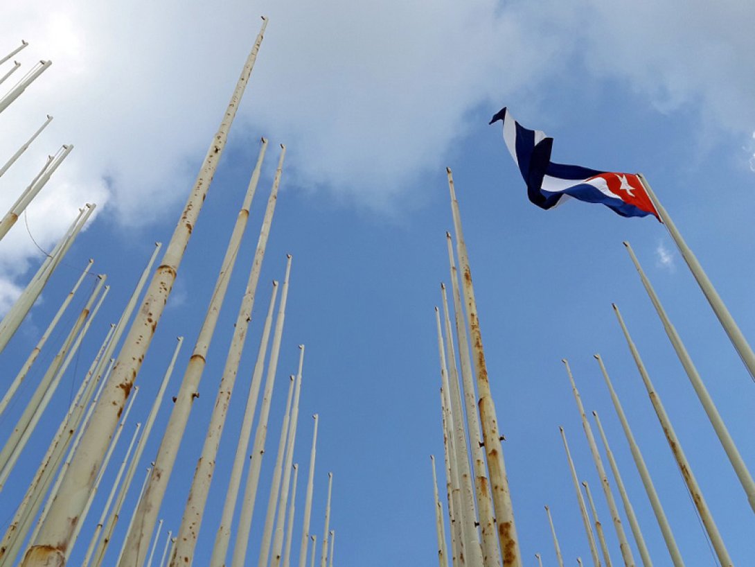 Astas sin banderas en La Habana