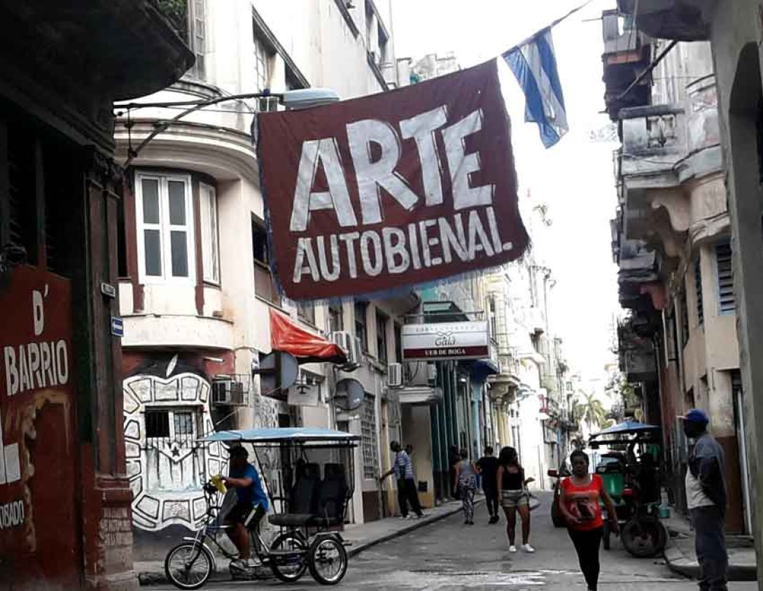 Cartel promocional Autobienal en una esquina de LaHabana