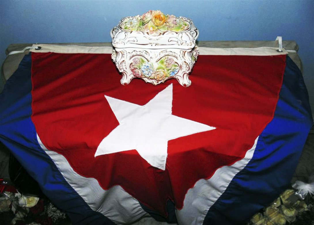 Urna con las cenizas de Carilda Oliver Labra