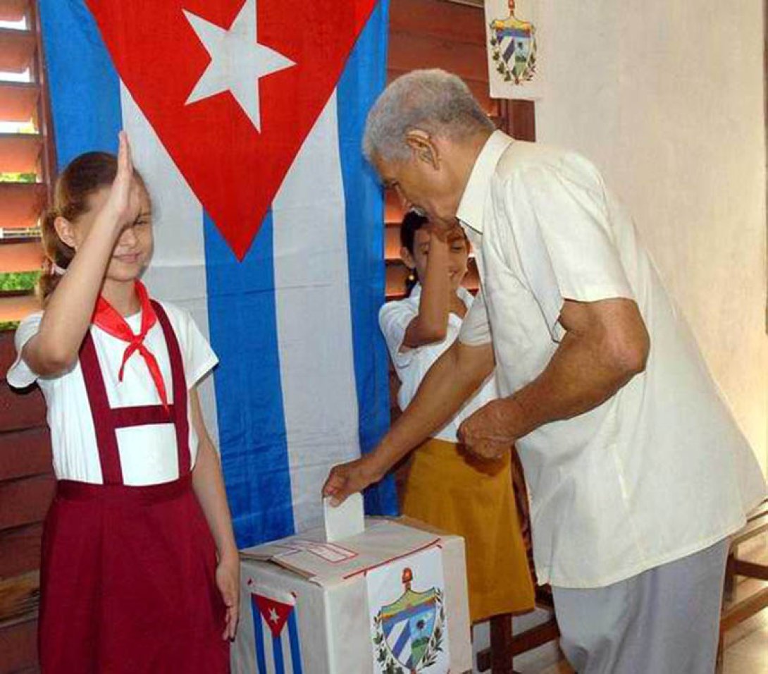Niños cubanos custodian las urnas electorales