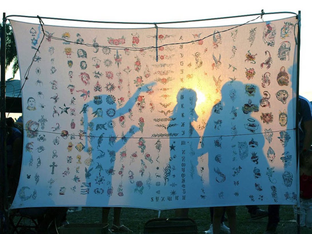 Figuras detrás de una mámpara - Tatuajes de carnaval