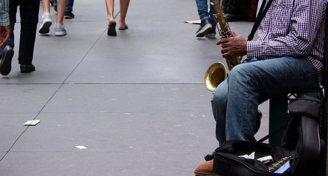 Musico callejero con saxo