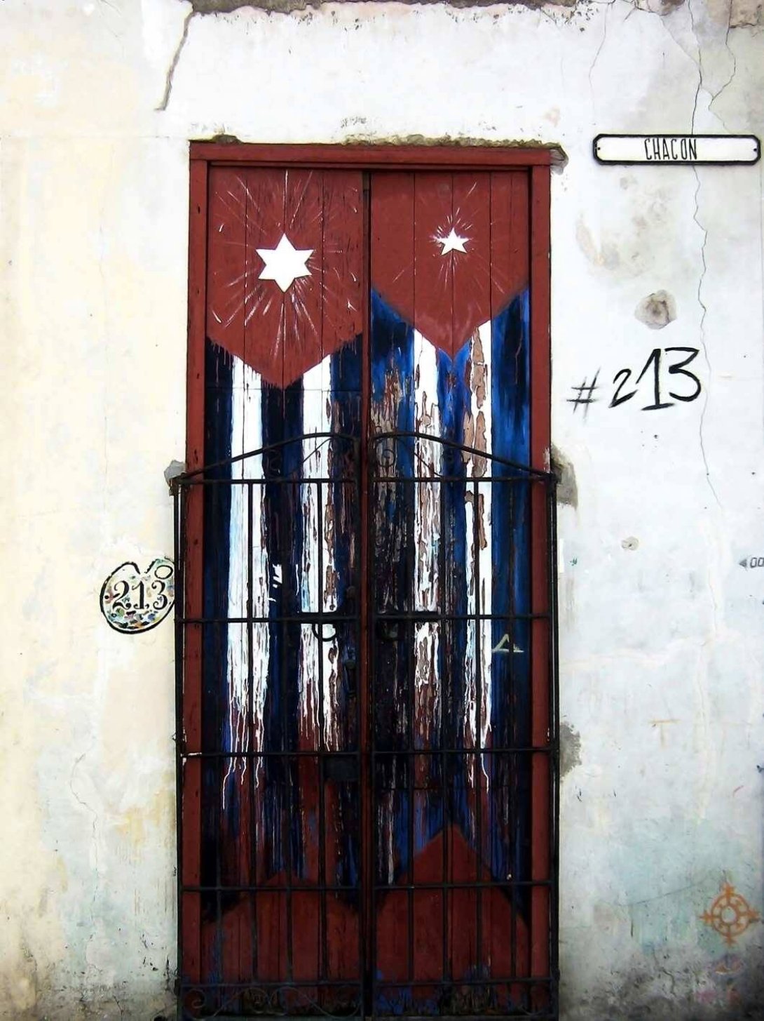 Puertas con banderas cubanas.