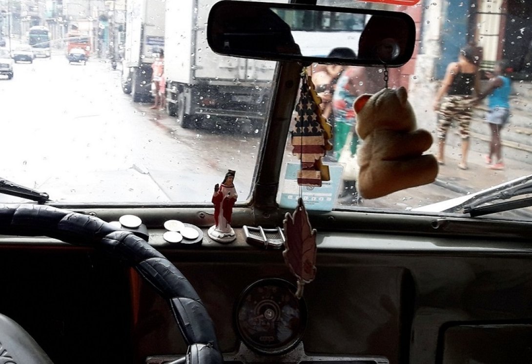 Iconos católicos en un auto