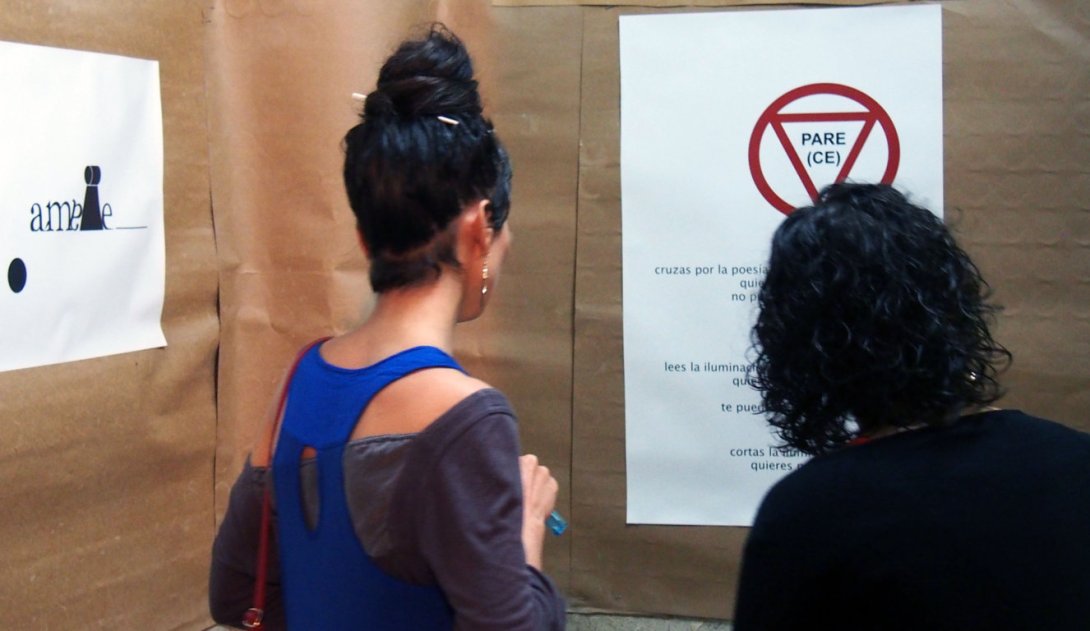 Público en la exposición de poesía visual de Francis Sánchez en La Habana, 2017
