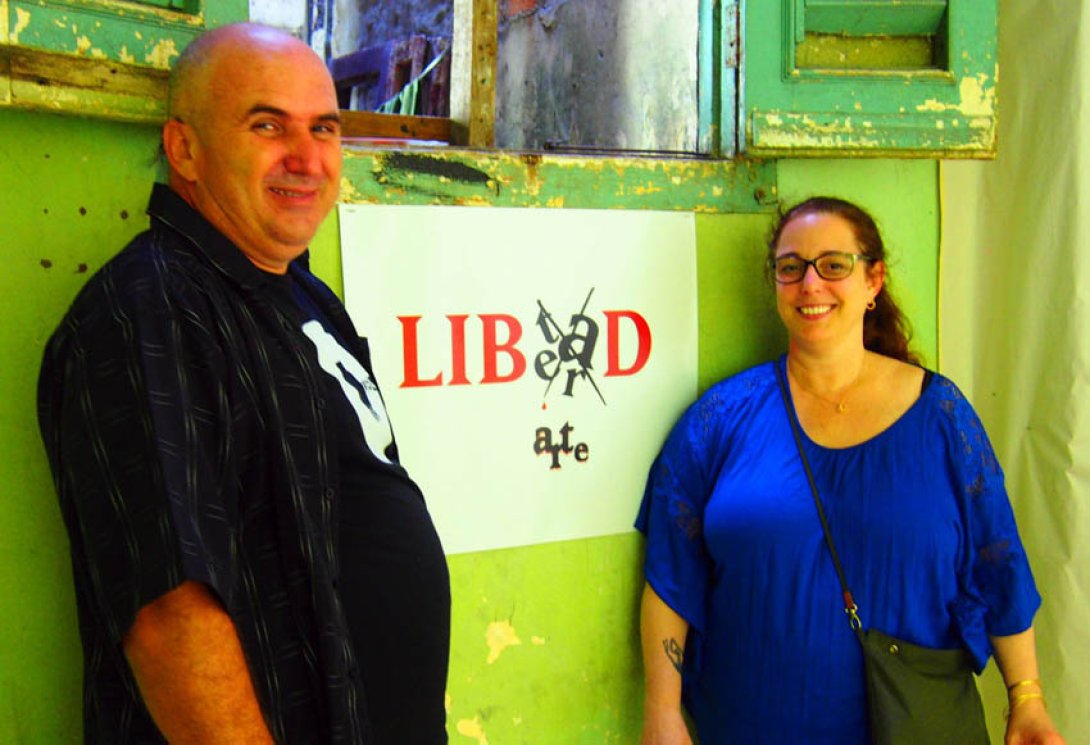 Francis Sánchez y Tania Bruguera, ante un poema visual de la exposición “Desechos humanos”