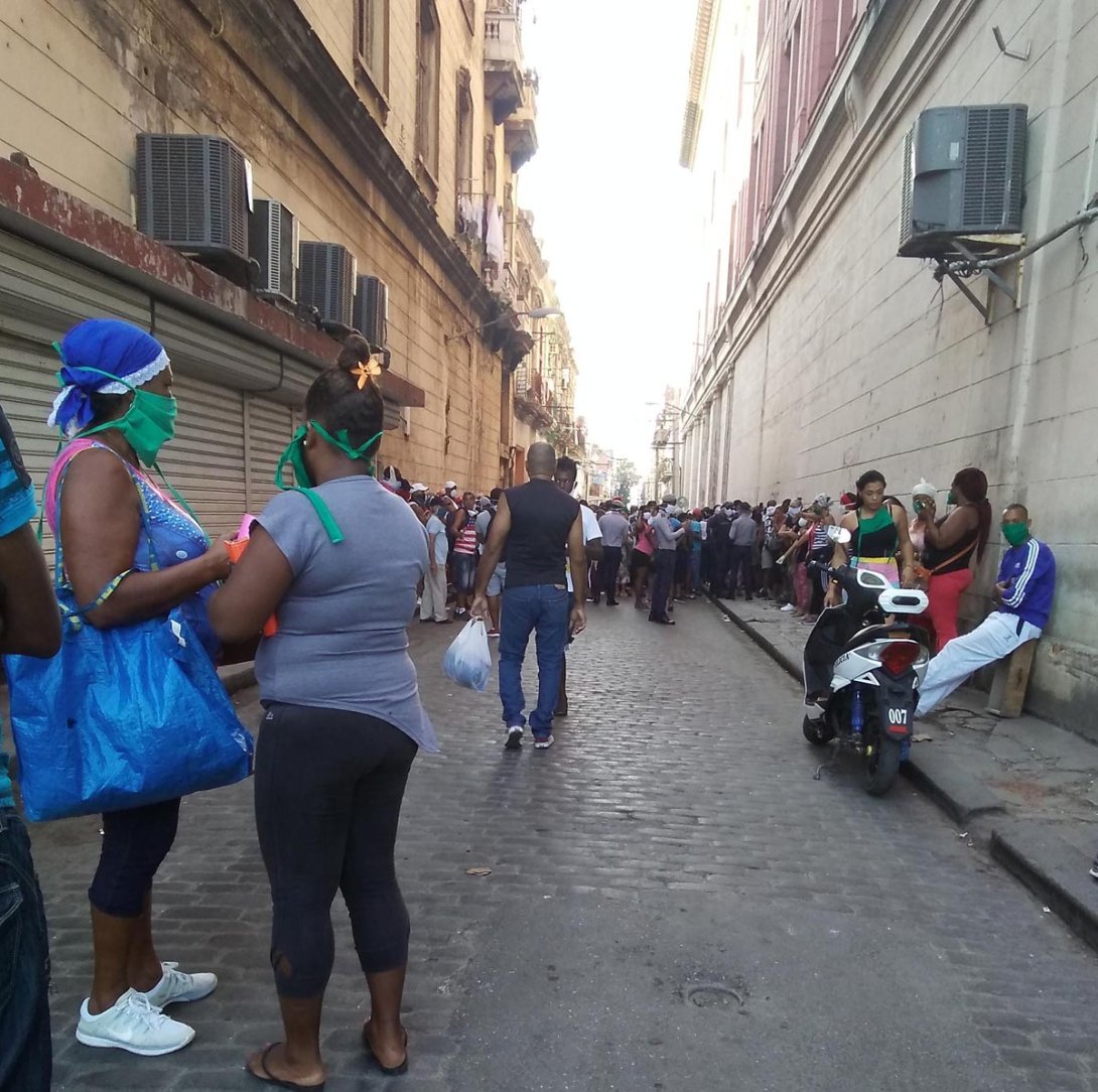Cubanos haciendo cola