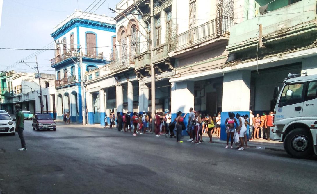 Esta semana continuaban las colas en diferentes supermercados de la Habana