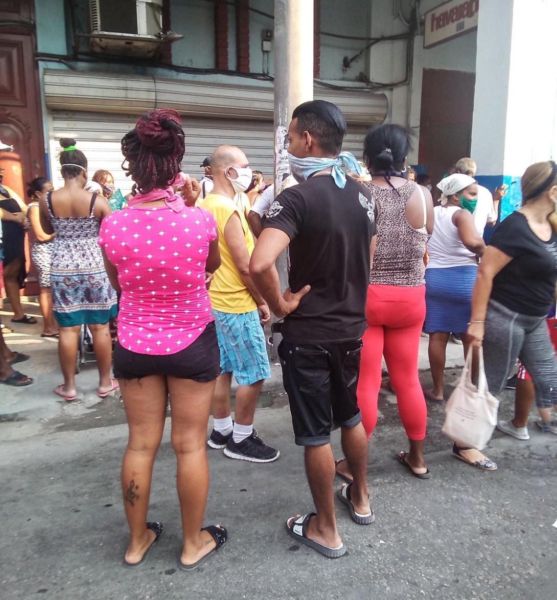 Ciudadanos cubanos intentan conseguir productos de la primera necesidad