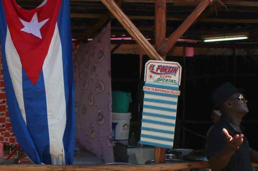Bandera Cubana en puesto de venta. Foto: Francis Sánchez