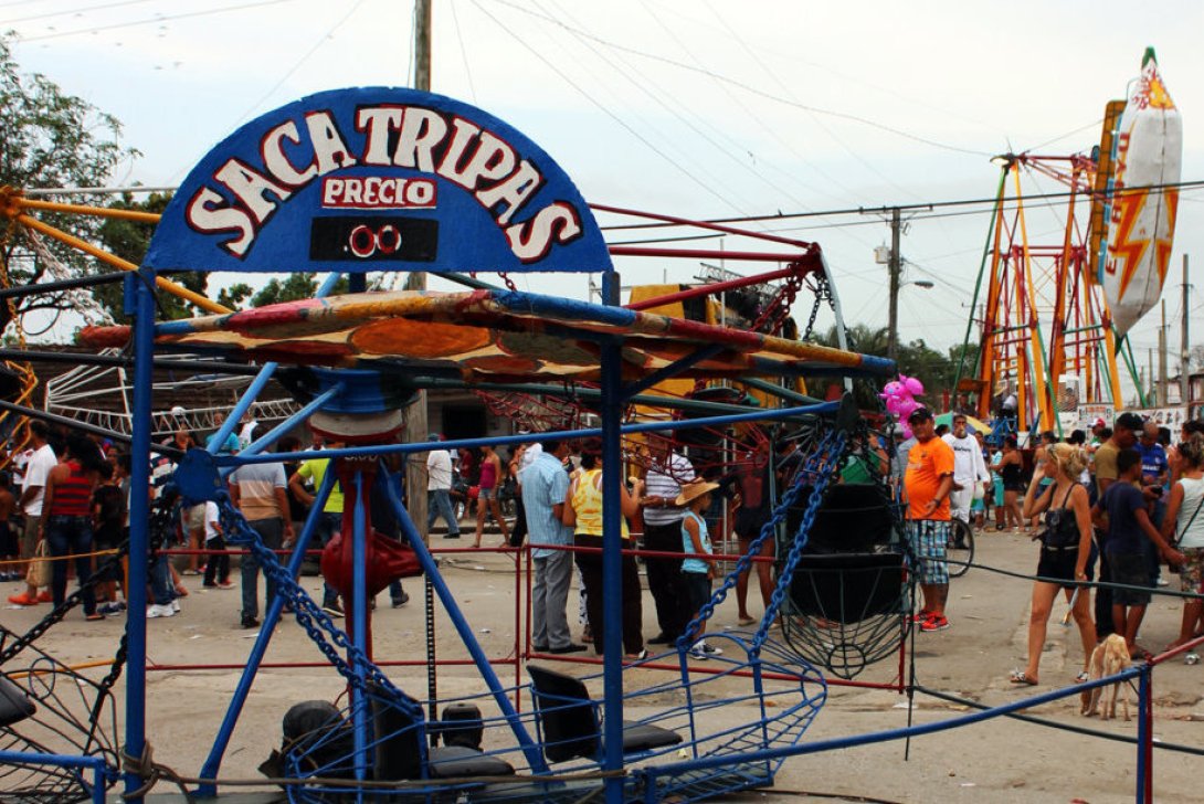 El sacatripas, aparato de feria en Cuba.