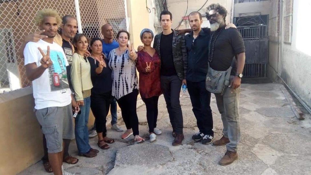 Tania Bruguera (al centro) con otros artistas cubanos.