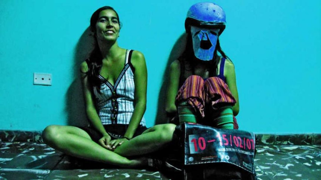 Muchachas con máscaras. Foto: Lía Villares