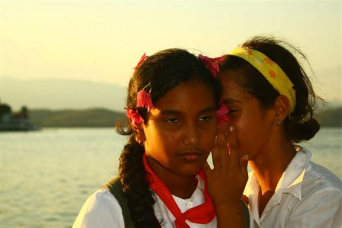 Niñas cuchichean. Foto: Israel Moya