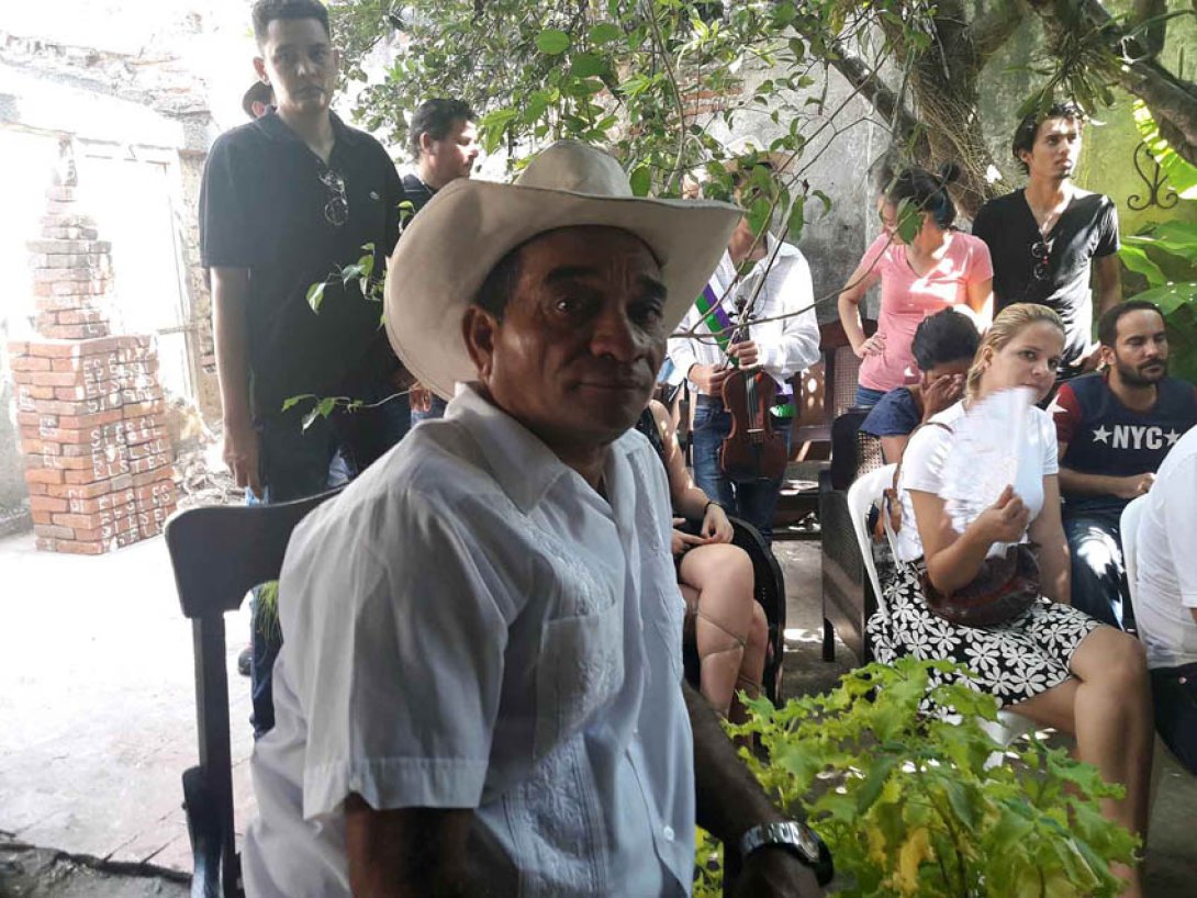 Osiel en la tertulia de homenaje a Guillén Landrián en casa de Rafael Almanza, Camagüey, Cuba