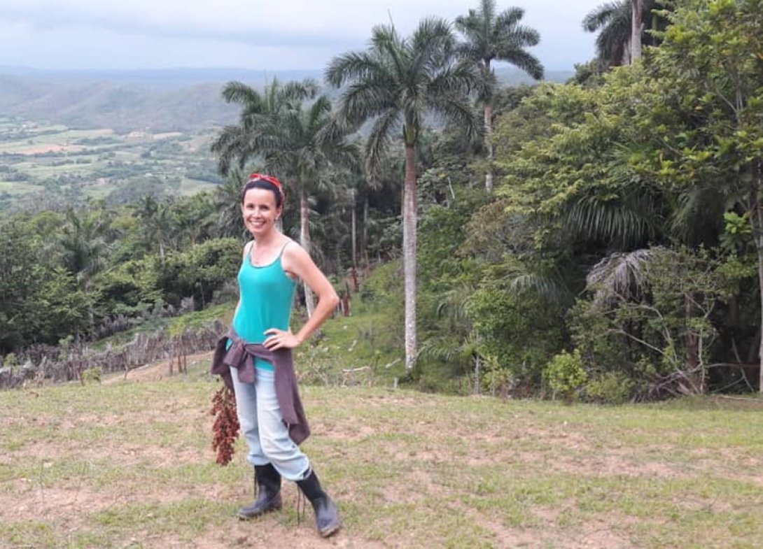 Omara Ruiz Urquiola en los campos de Cuba.