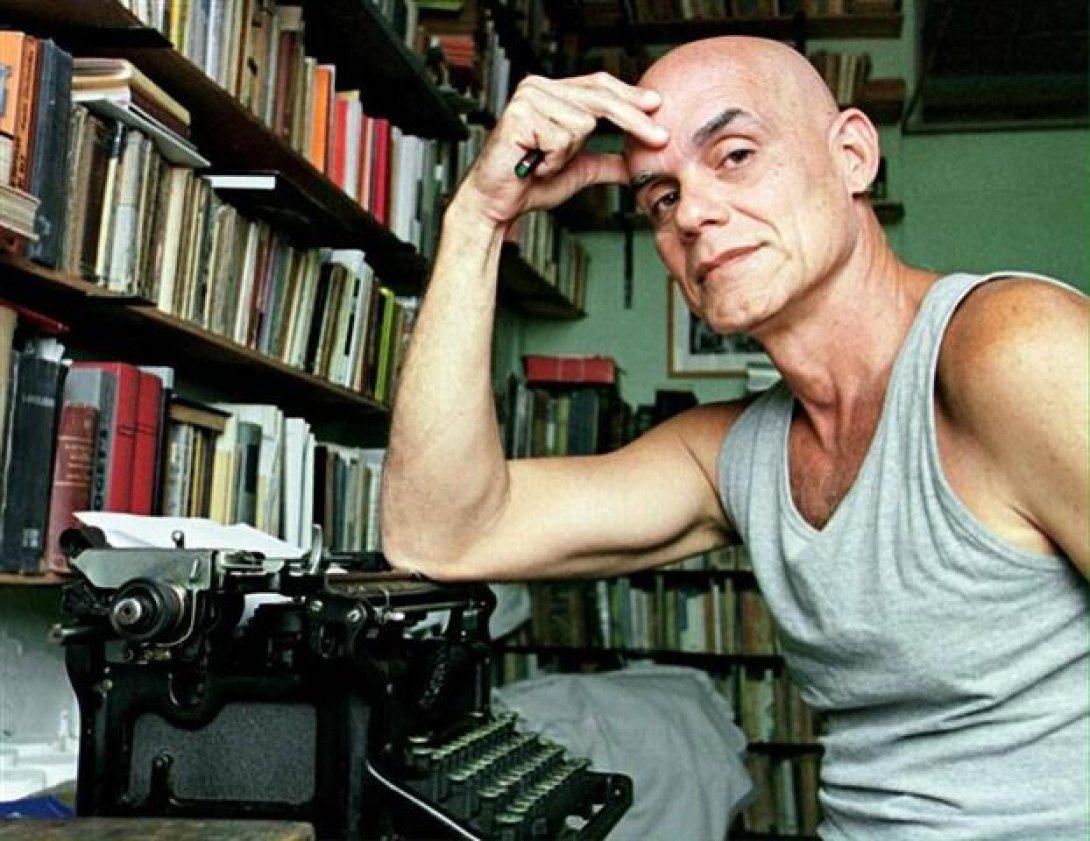 El escritor Pedro Juan Gutiérrez en su estudio.