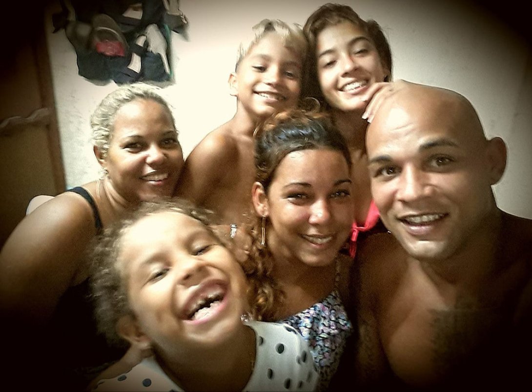 El rapero Pupito en Sy con su familia, tras salir de la cárcel.