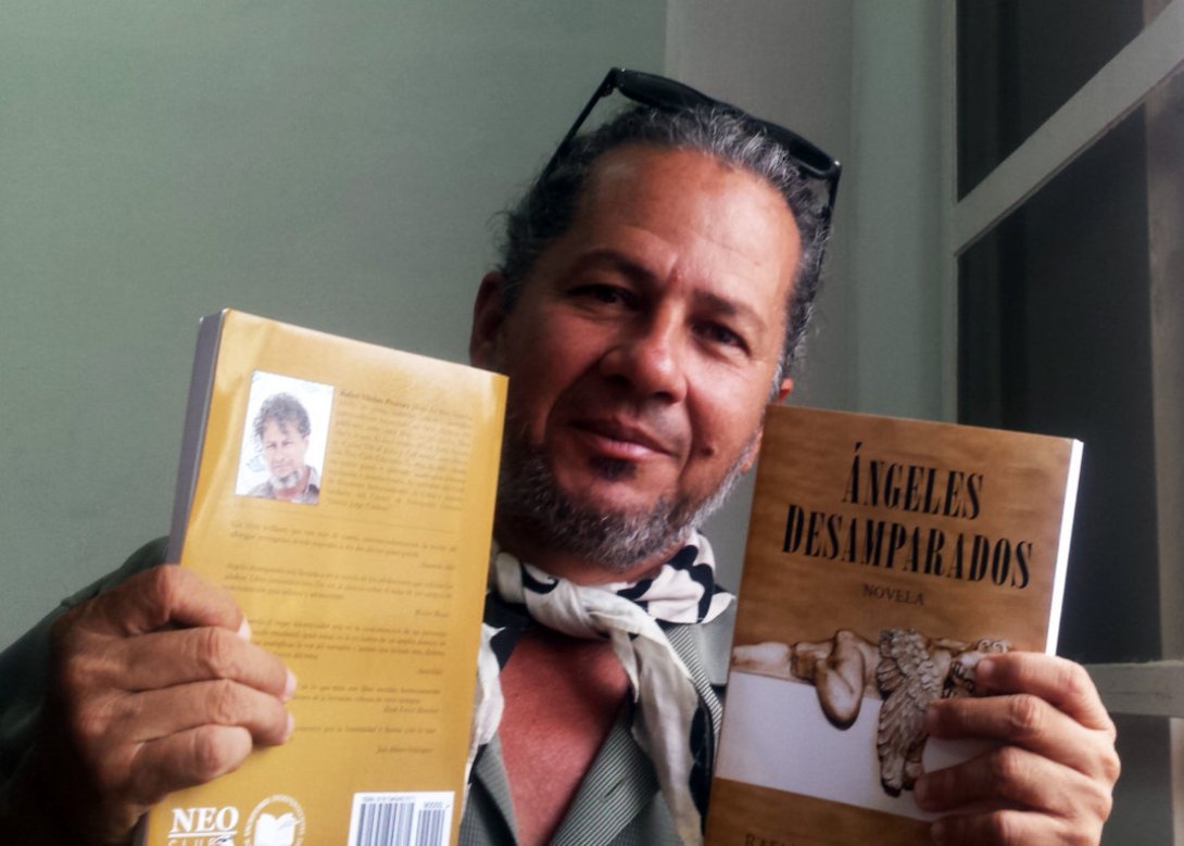 Rafael Vilches y su novela "Ángeles desamparados".