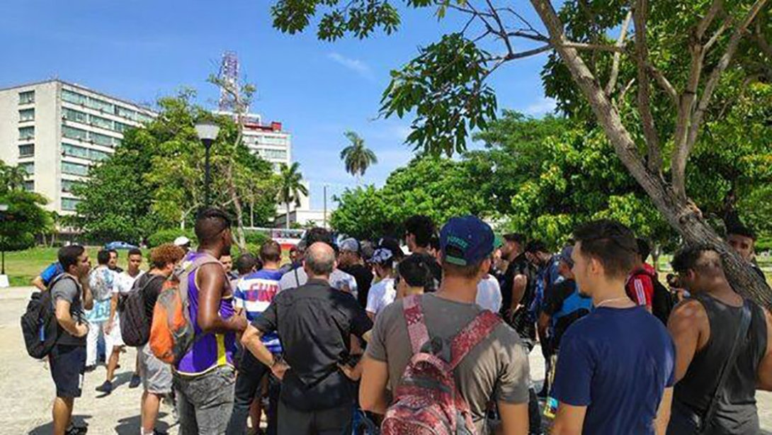 Jóvenes de la red SNet protestan en La Habana.