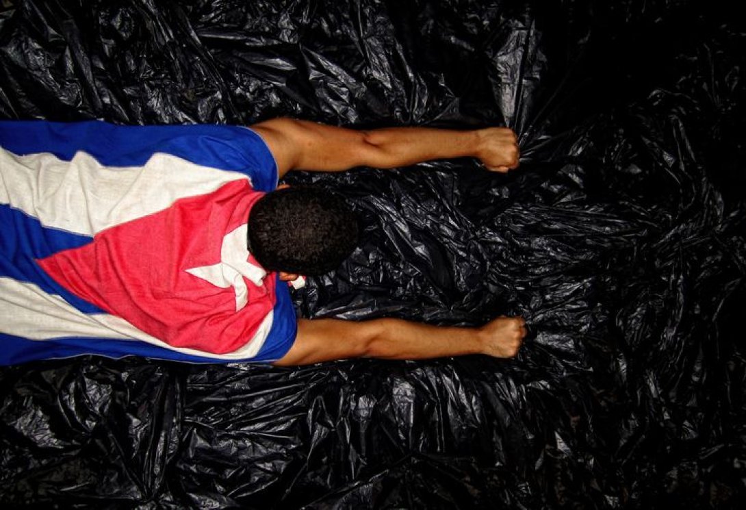 Superman, con capa de bandera cubana