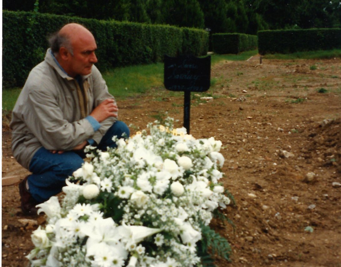 Ricardo Bada ante la tumba de Servero Sarduy