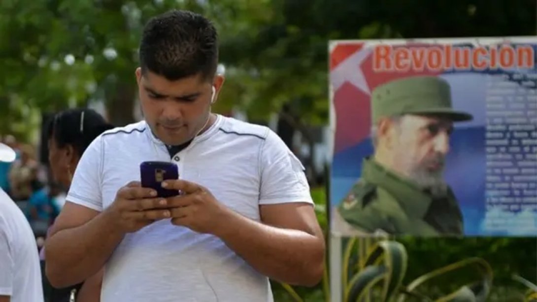 Cubano navegando en internet en calle de la isla. Foto de AFP.