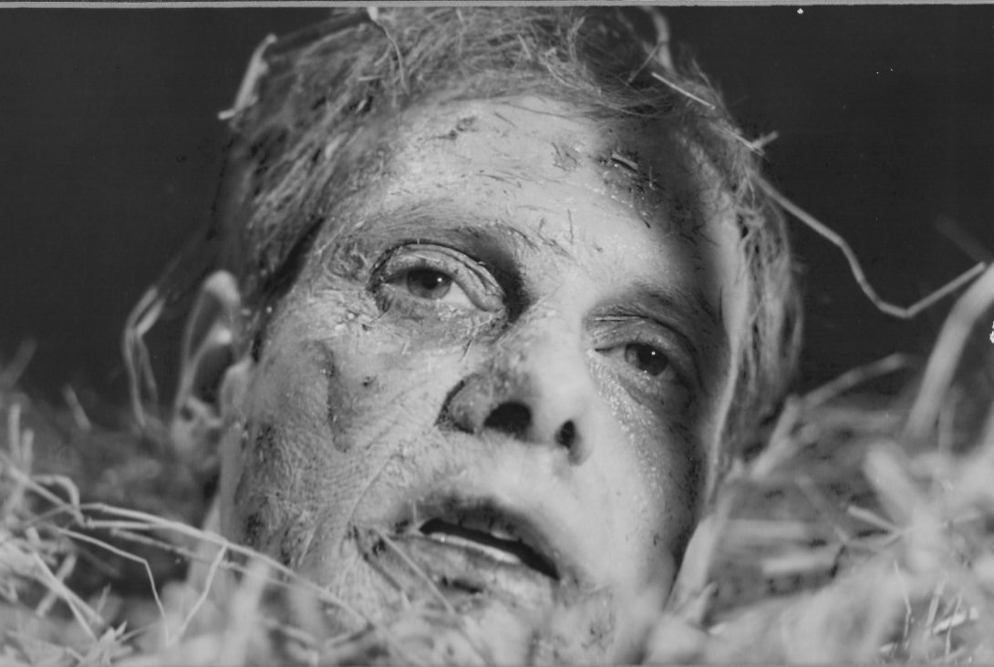 Fotograma del cortometraje "Un artista del hambre" (1982) de John Strysik.