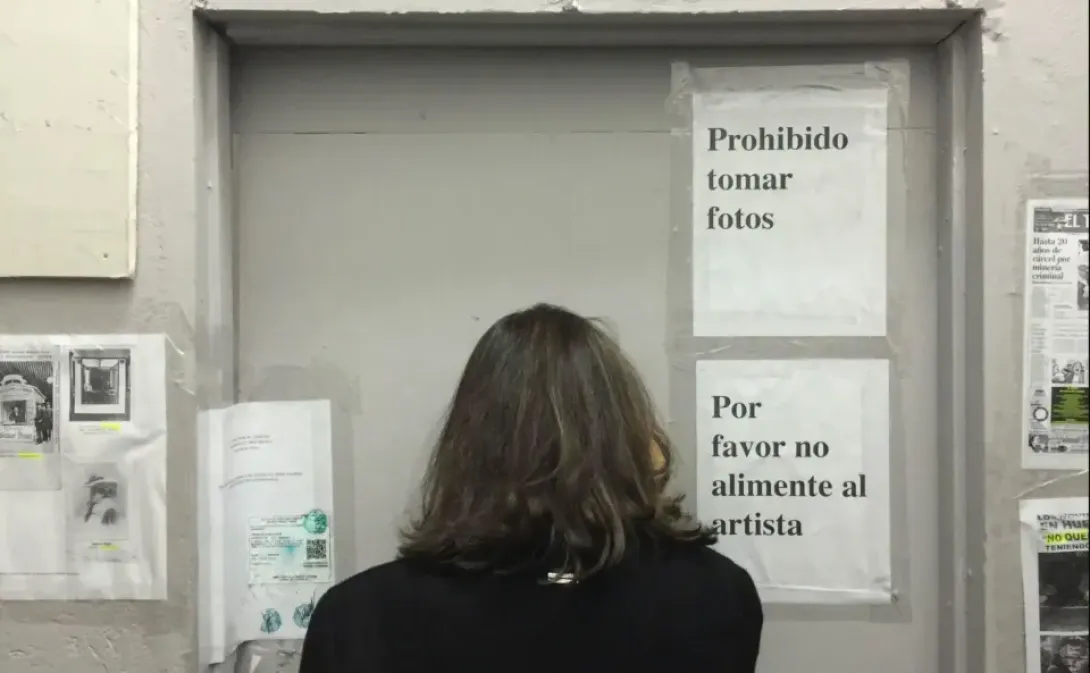 "Un artista del hambre" (2016), instalación, performance y texto de Lucas Ospina (Colombia).