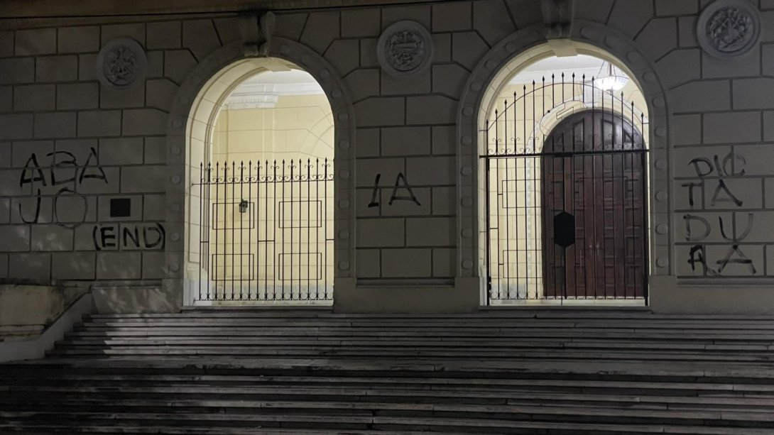 Cartel contra la dictadura en la Universidad de La Habana.