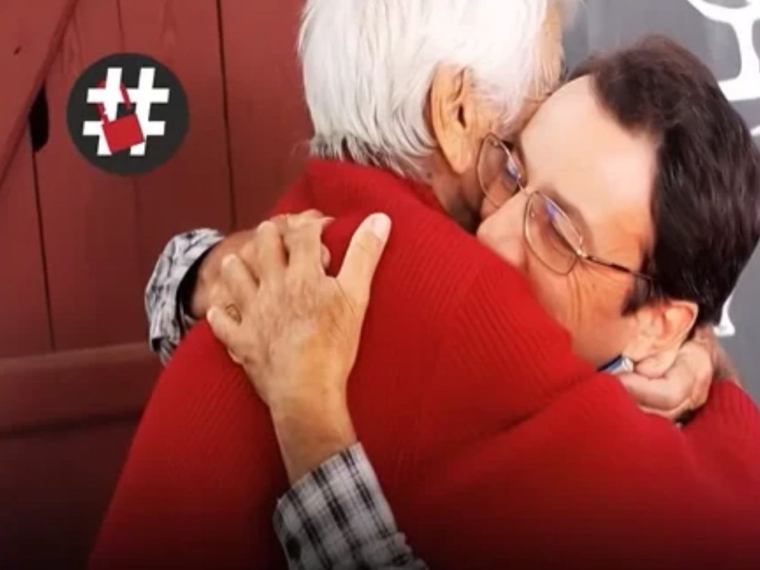 Julio Llopiz recrea con inteligencia artificial el abrazo entre el preso político José Gabriel Barrenechea y Zoila, su madre. Captura de imagen de Facebook.