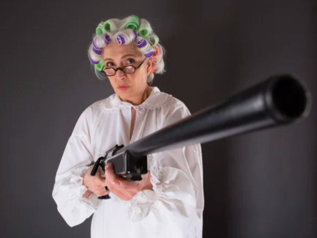 Anciana con fusil.