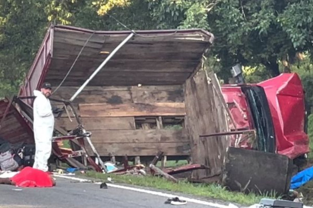 Camión volcado en el que viajaban migrantes cubanos a través de México.