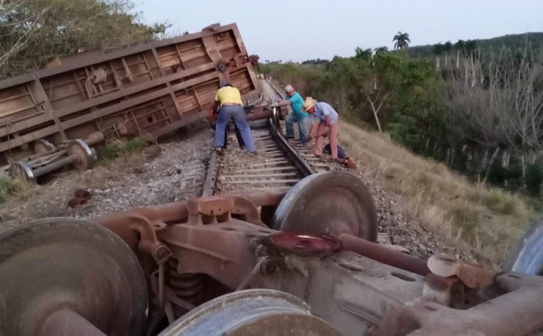 El tren descarrilado en Cuba.