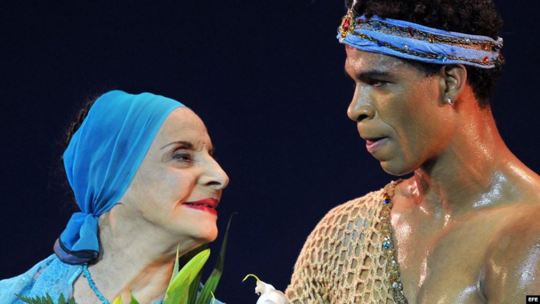 Alicia Alonso y Carlos Acosta, en la  gala del Royal Ballet de Londres en La Habana