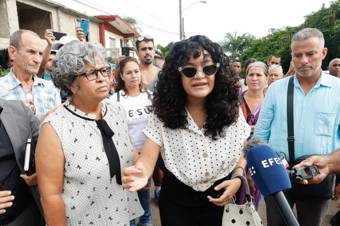 Anna Bensi habla con periodistas a su llegada al Tribunal Municipal de Habana del Este (1 de octubre de 2026). Foto: EFE.