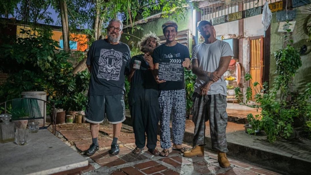 ​  Daniel Ross Diéguez junto a los actores de la película en el patio de la antigua casa de Regino Boti.