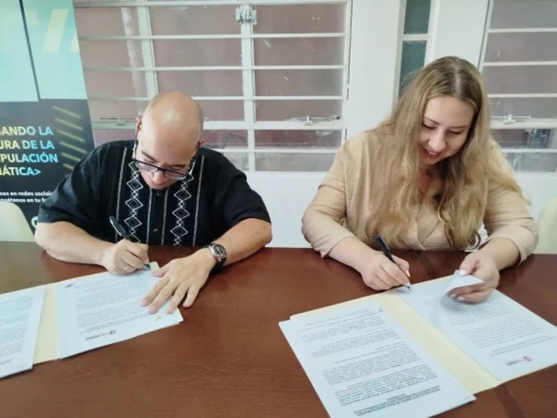 Firma de memorándum de cooperación entre el medio oficial cubano Cubadebate y la agencia estatal rusa Sputnik (abril de 2025).