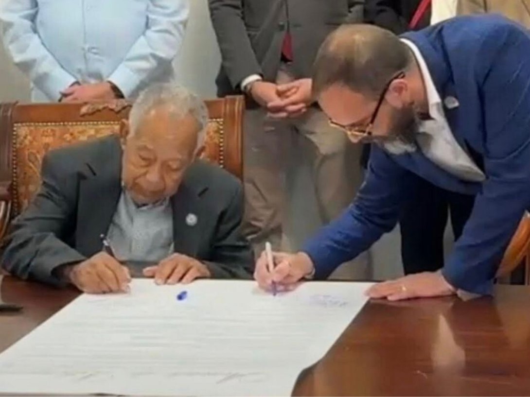 Activistas opositores cubanos firman el "Acuerdo de Liberación" para democratizar a Cuba. Miami, 2 de marzo de 2026.