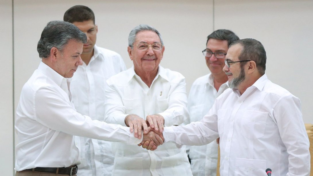 Raúl Castro (centro), Juan Manuel Santos (izquierda), presidente de Colombia en 2016 y Rodrigo Londoño Echeverri, alias Timochenko 9derecha), líder de las FARC.