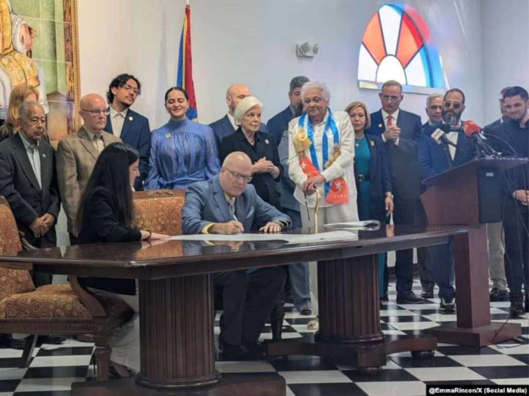 Los activistas opositores cubanos Rosa María Payá y Orlando Gutiérrez-Boronat firman el "Acuerdo de Liberación" para democratizar a Cuba. Miami, 2 de marzo de 2026.