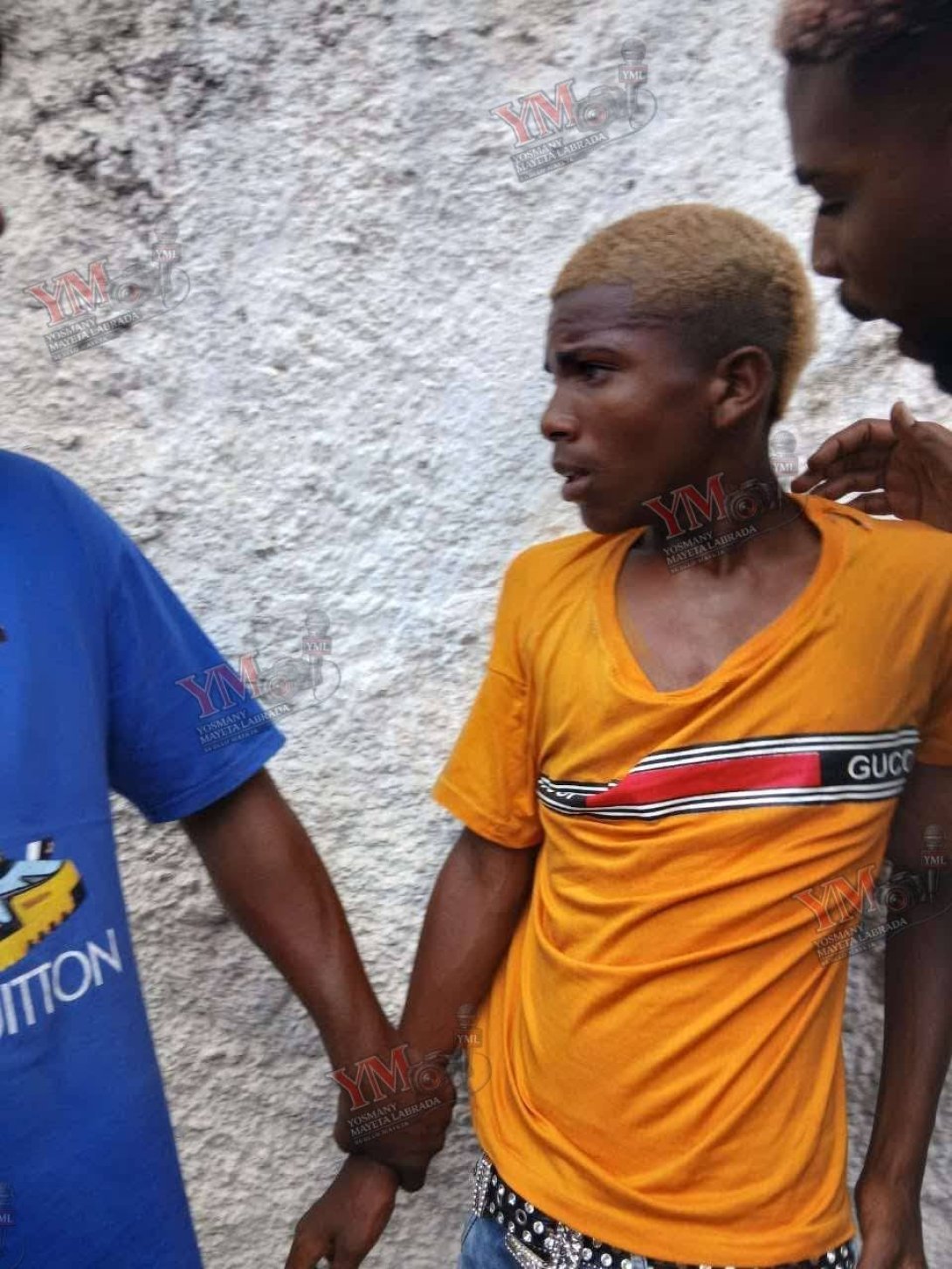 Adolescente atrapado robando en Santiago de Cuba (24 de mayo de 2026). Foto tomada del perfil de Facebook de Yosmany Mayeta.
