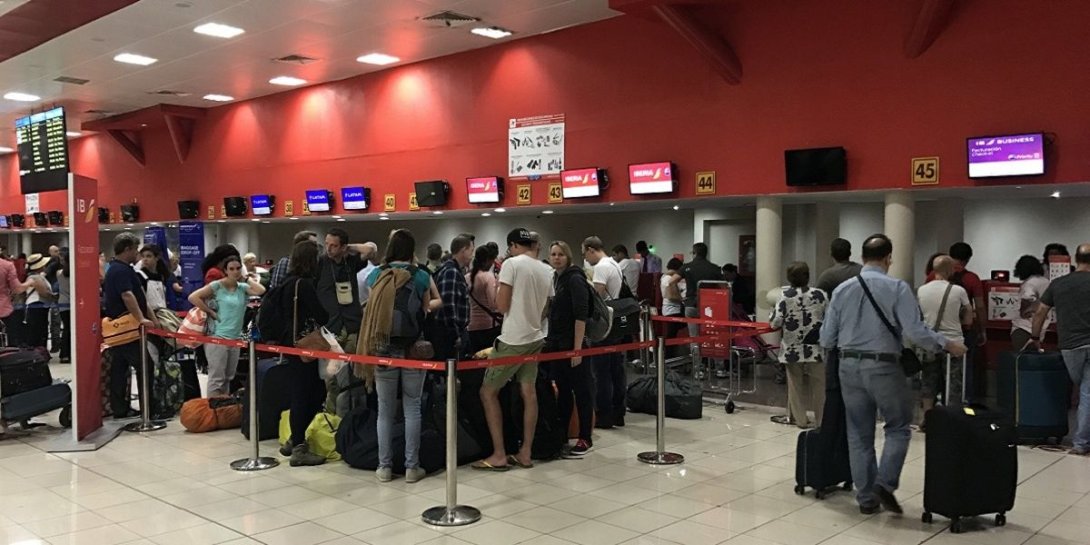 Cubanos en la Terminal 3 del Aeropuerto Internacional José Martí, La Habana, haciendo fila para viajar a Nicaragua (2023). 