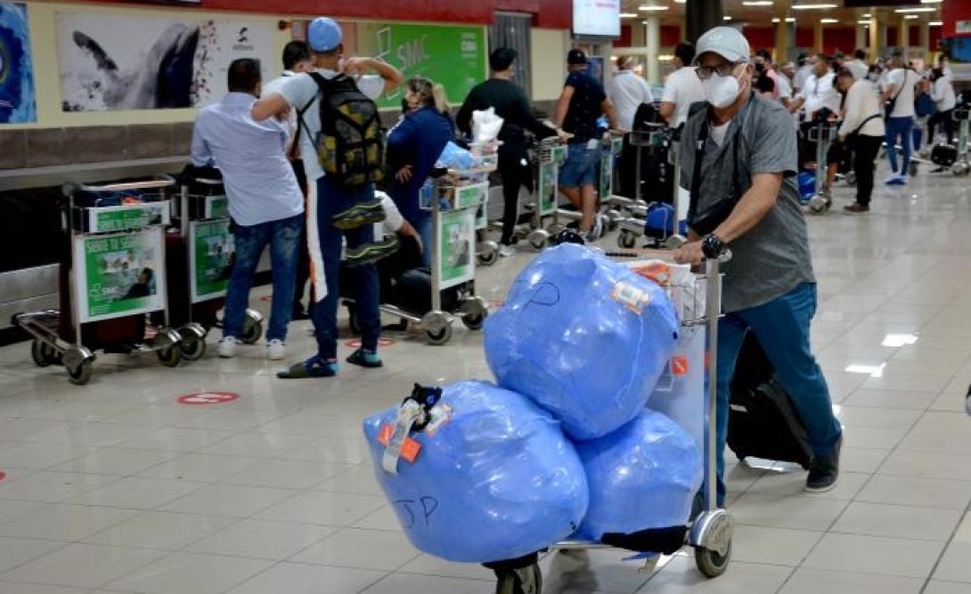 Cubanos en el aeropuerto Internacional José Martí.